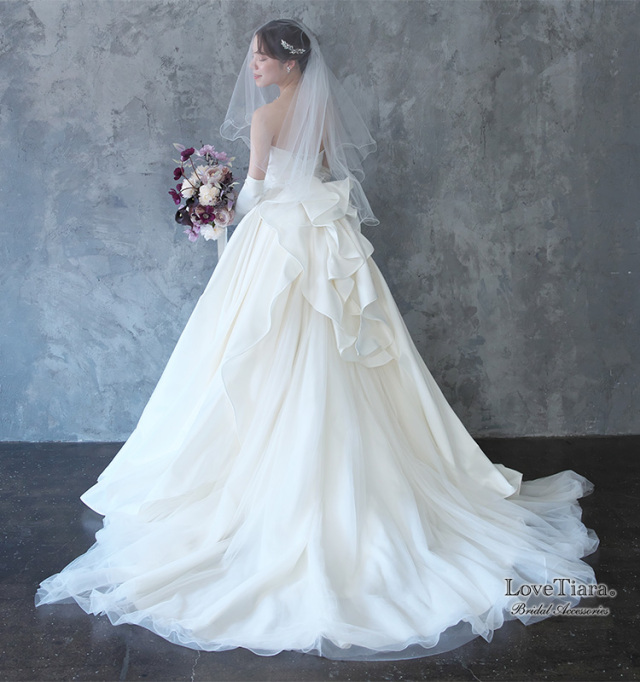 ヘッドドレス＆ベールを下部に着用した女性のイメージ（ベールダウン）