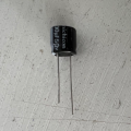 電解コンデンサ (URS1H101MND)