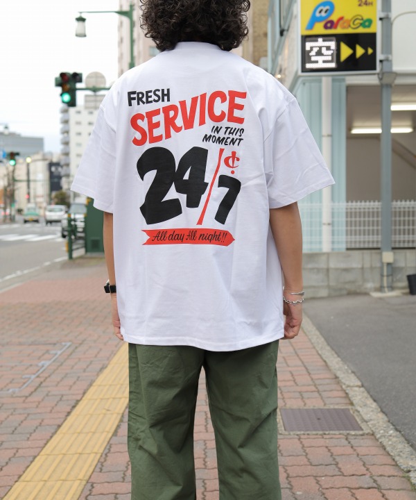 フレッシュサービス/FreshService　CORPORATE PRINTED S/S TEE “All Day All Night”（全3色）