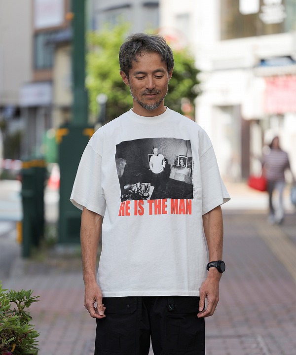 ノットオーイーエム / NOT OEM   HE IS THE MAN Tee(全2色)