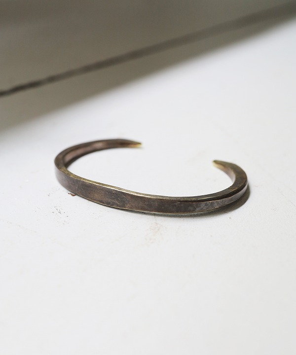 スチュードベイカーメタルズ/STUDEBAKER METALS　HAWK CUFF - WORK PATINA / Brass