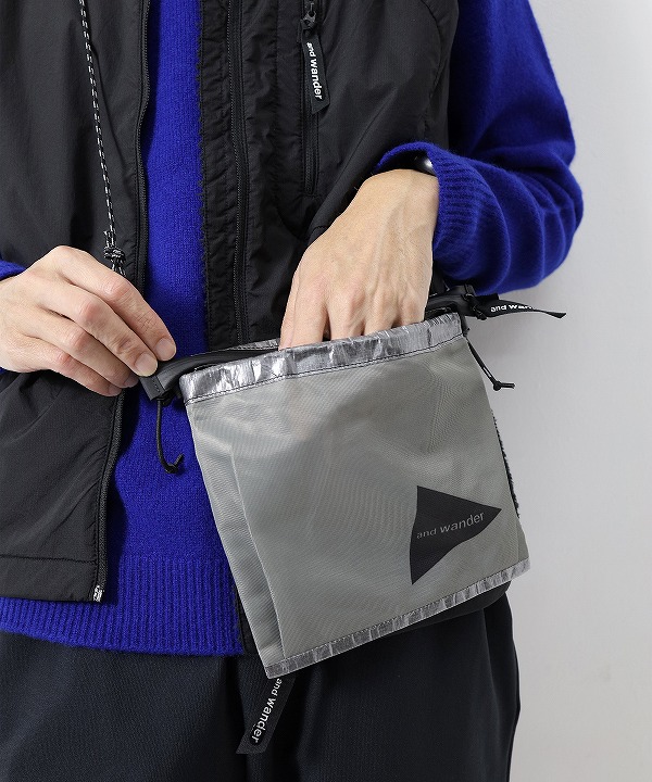 アンドワンダー/and wander　UL sacoche with Dyneema