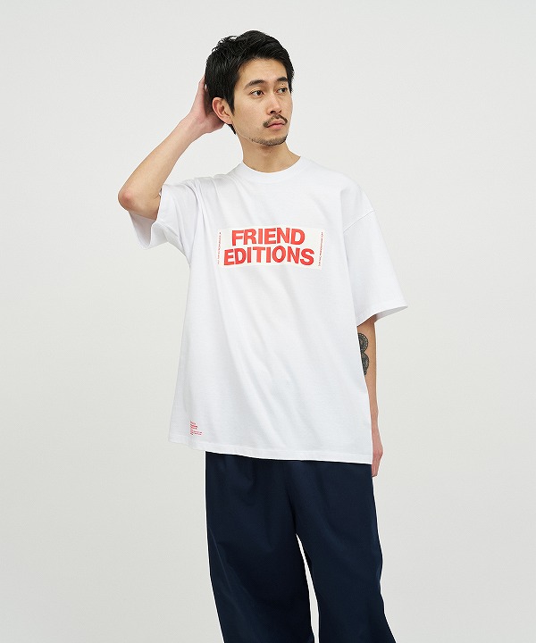 フレッシュサービス × フレンドエディションズ/FreshService × FRIEND EDITIONS    FRIEND EDITIONS CORPORATE TEE “STICKER”（全２色）