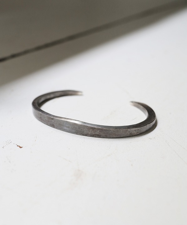 スチュードベイカーメタルズ/STUDEBAKER METALS　HAWK CUFF - WORK PATINA / Sterling Silver