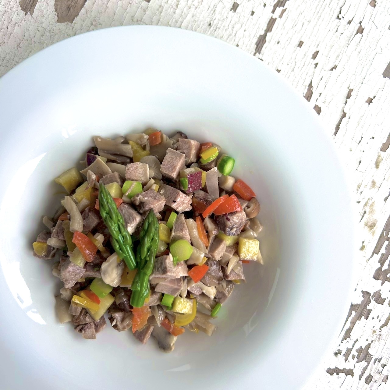 豚舌スモークの彩り野菜とキノコのマリネ