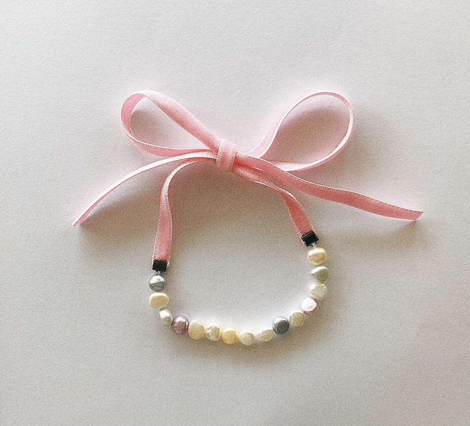 8.ブルー系淡水パール　ピンクリボン　（Mサイズ）