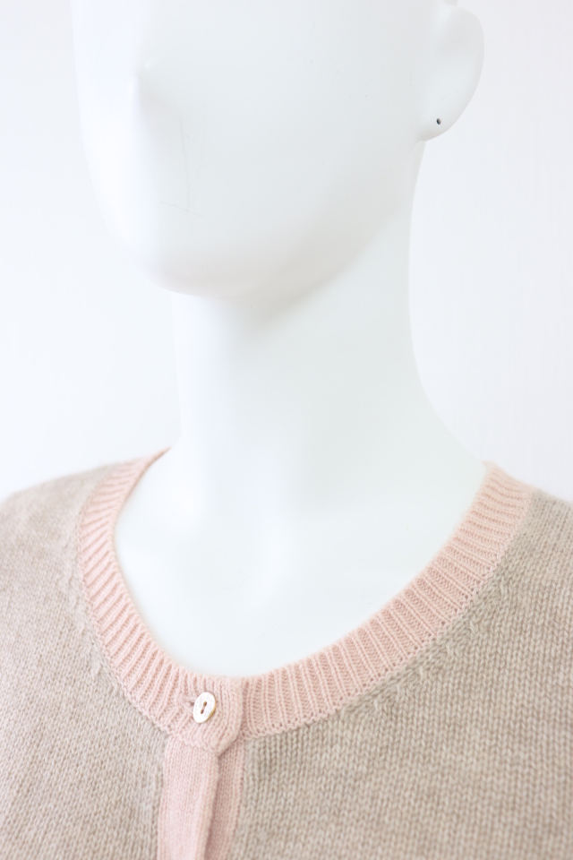 美品✨フォクシー カシミヤ100%カーディガン フリル ロゴ刻印 貝ボタン 40 FOXEY（カーディガン）のフリマアイテム一覧