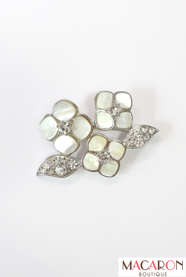 Rene（ルネ）　白蝶貝シェルフラワーブローチ　