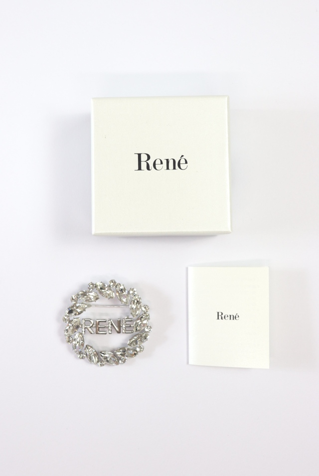 Rene（ルネ） RENEロゴクリスタルブローチ