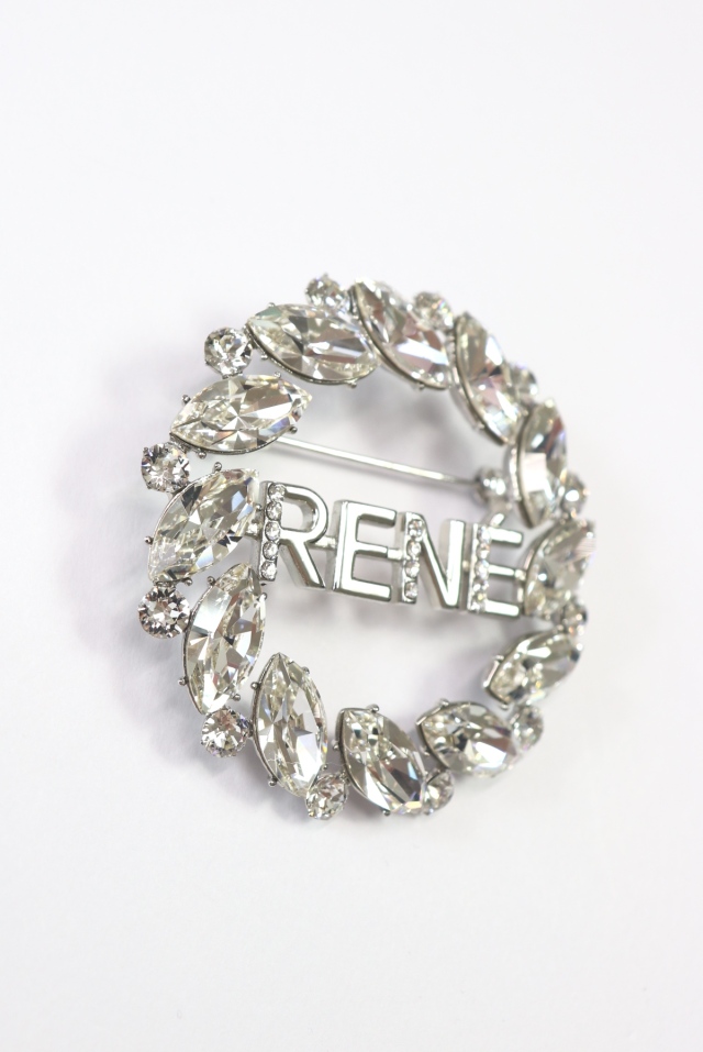 Rene（ルネ） RENEロゴクリスタルブローチ