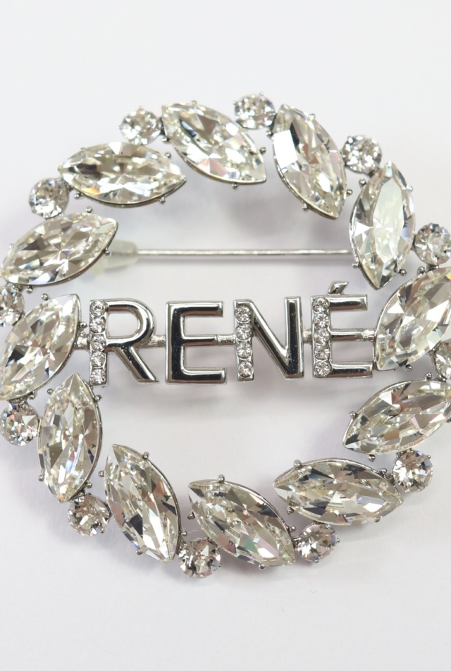Rene（ルネ） RENEロゴクリスタルブローチ