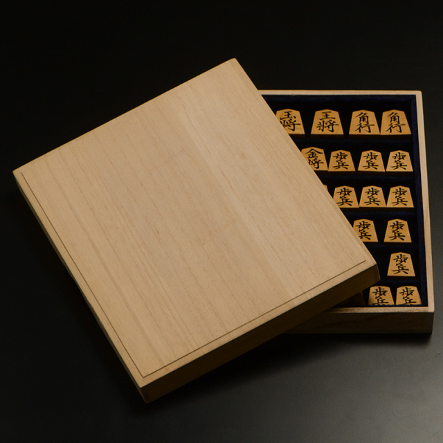 将棋駒　本黄楊（薩摩黄楊）縮杢　盛上　菱湖　一聖作