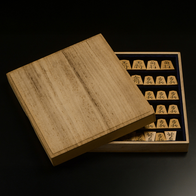 彫将棋駒　本黄楊（御蔵島黄楊）　金龍　秀楽作