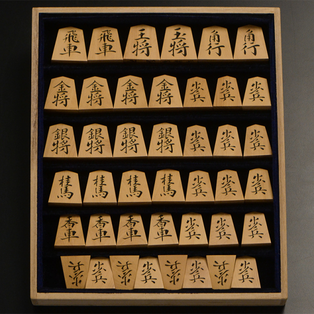 将棋駒　彫駒　御蔵島黄楊(上糸柾目)　鵞堂書　歩一作 将棋駒 彫駒 御蔵島黄楊(上糸柾目) 鵞堂書 歩一作 - メルカリ