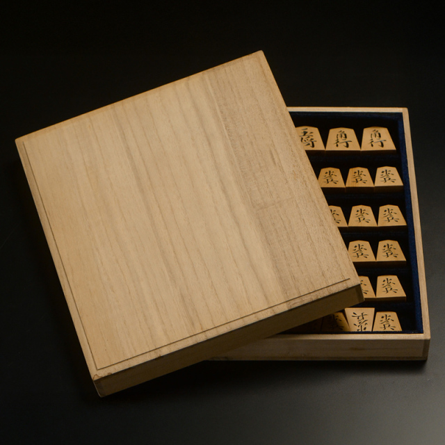 彫将棋駒　本黄楊（御蔵島黄楊）　魚龍　秀楽作