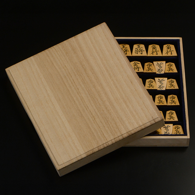 盛上将棋駒　本榧柾目　菱湖　一聖作