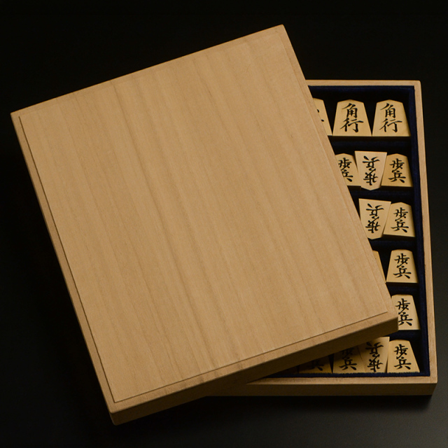 彫将棋駒　本黄楊（御蔵島黄楊）柾目　菱湖　秀楽作