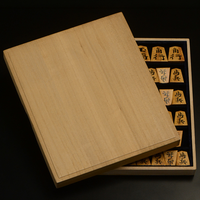 盛上将棋駒 本黄楊（薩摩黄楊）孔雀杢 錦旗 宗月作 | 前川榧碁盤店
