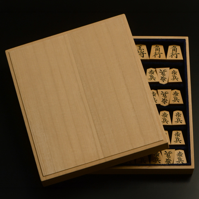彫将棋駒　本黄楊（御蔵島黄楊）　菱湖　秀楽作