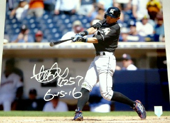 イチロー直筆サイン4257及び達成日書込み世界安打打撃写真(28X36cm)