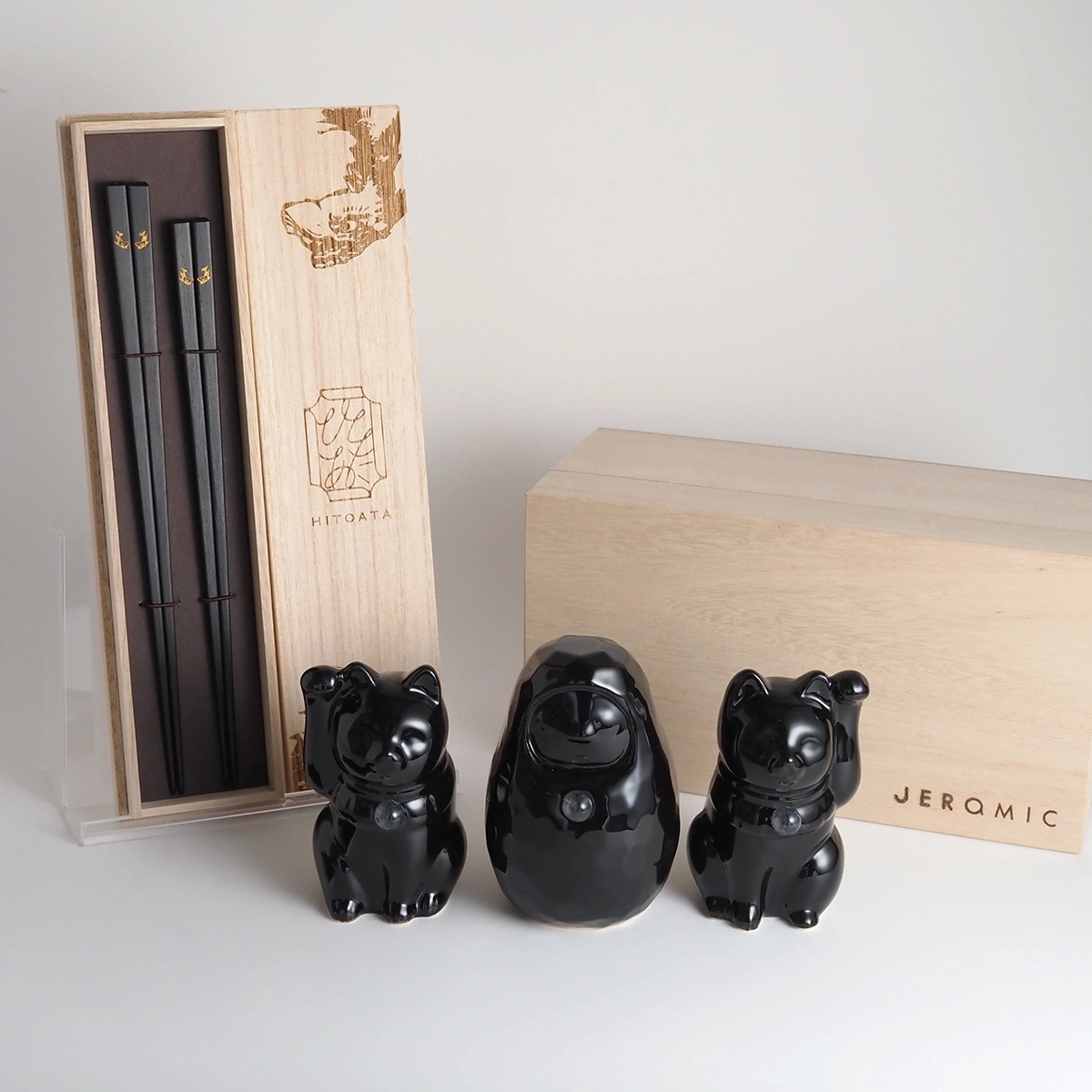 Jeramic開運招福セット+名古屋のお箸 / 招き猫×だるま / 黒 / 3体セット / ギフトボックス付き / 瀬戸焼