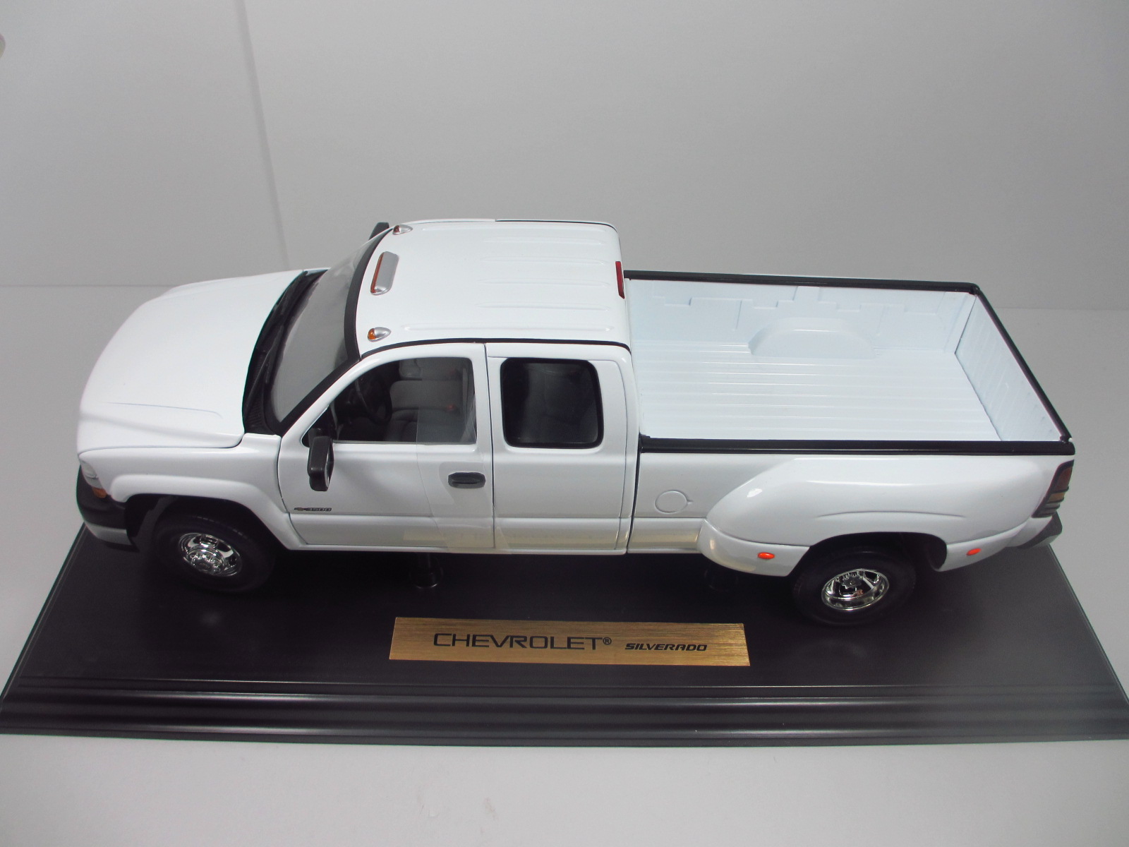1/18　Chevrolet Silverado 3500  Dually 　デューリー　18-106