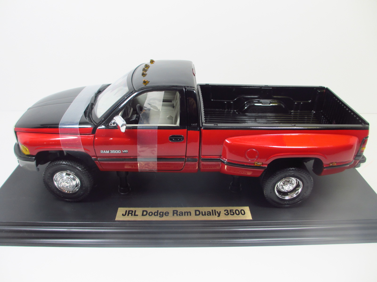 1/18　Dodge Ram  Dually デューリー  ダッチ　ラム　18-131