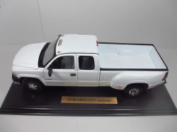 1/18　Chevrolet Silverado 3500  Dually 　デューリー　18-106