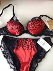 翌日発送可　現品のみ　70Ｂ+Ｍ★Chantelle （シャンテル）　パット入り