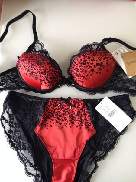 翌日発送可　現品のみ　70Ｂ+Ｍ★Chantelle （シャンテル）　パット入り