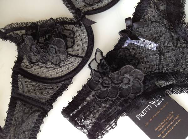 翌日発送可　現品のみ70Ｃ+Ｓ　Pretty Wild Love Flower　ブラジャー＋ショーツ