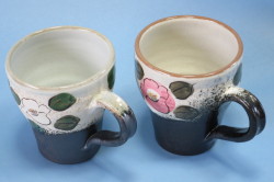 大堀相馬焼き【半谷窯】椿絵マグカップ（赤・白ペア）