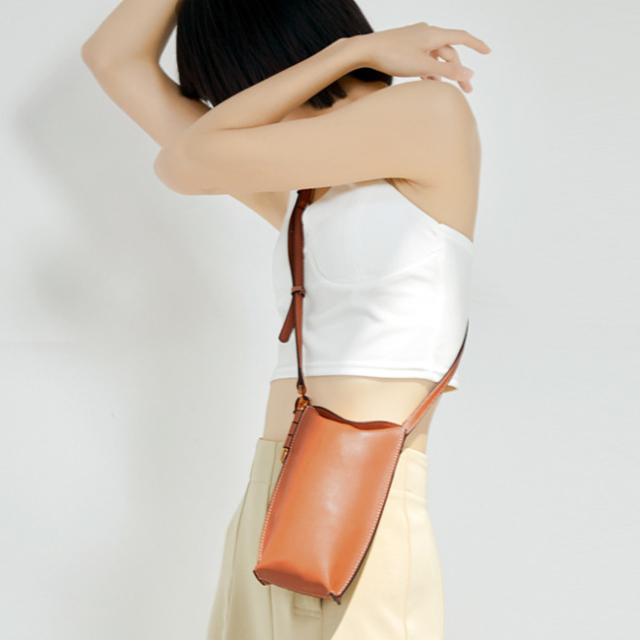 本革 コンパクトショルダーバッグ レザーバッグ 牛革 着用イメージ