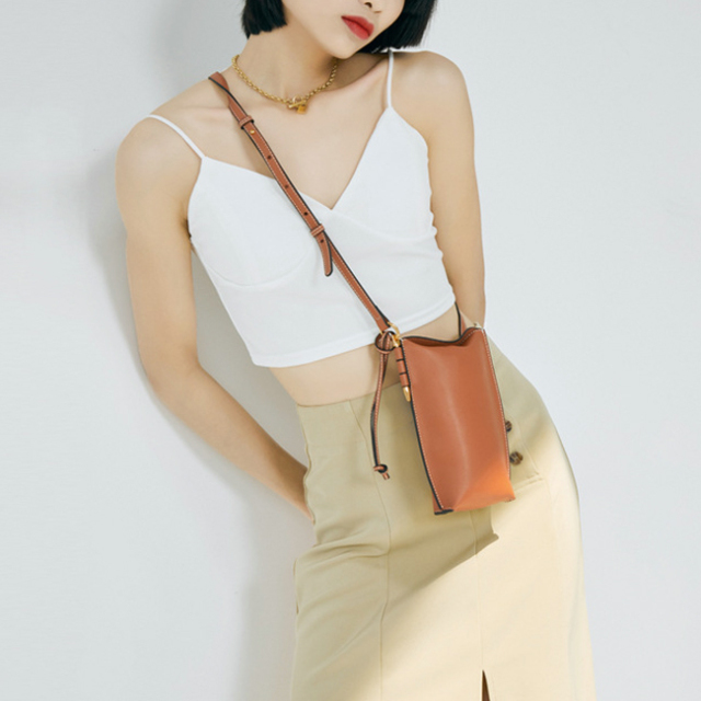 本革 コンパクトショルダーバッグ レザーバッグ 牛革 各パーツ 着用イメージ