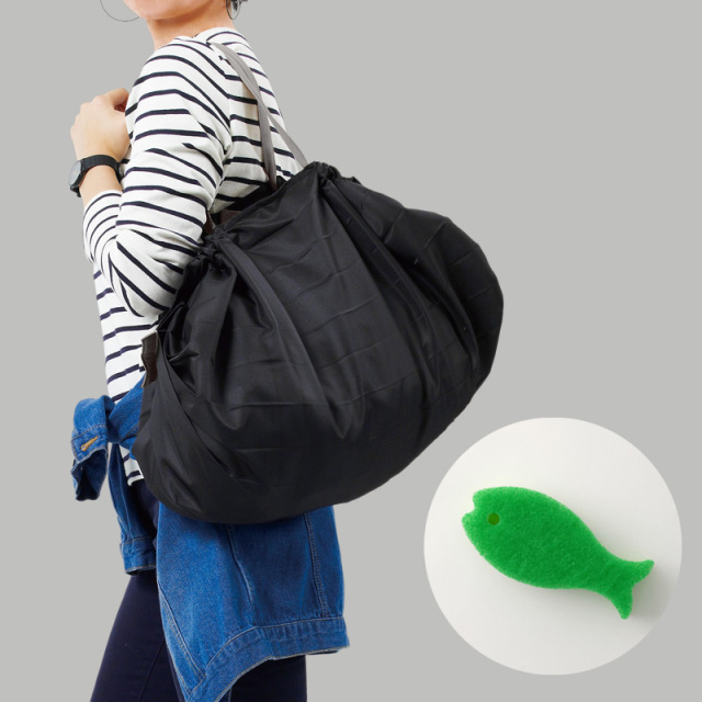 ShupattoコンパクトバッグＬサイズ エコバックブラックの肩掛けイメージとグリーンおさかなスポンジ