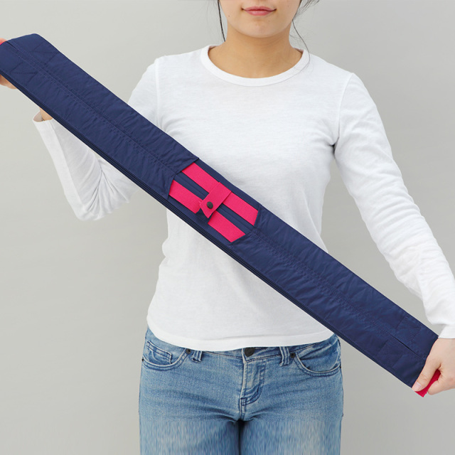 ShupattoコンパクトバッグＬサイズ エコバックの両端を引っ張ってたたんだイメージ