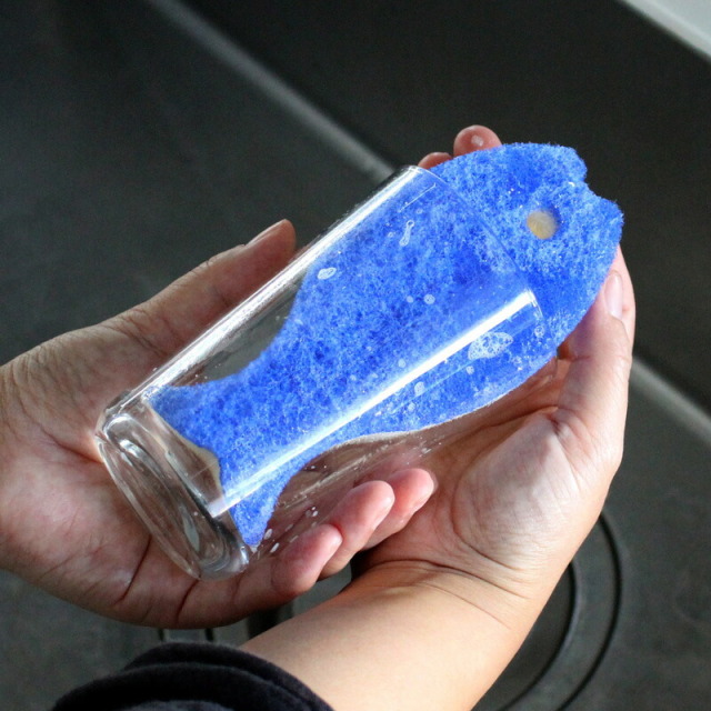 ShupattoコンパクトバッグＬサイズとセットのおさかなスポンジ コップ洗いイメージ