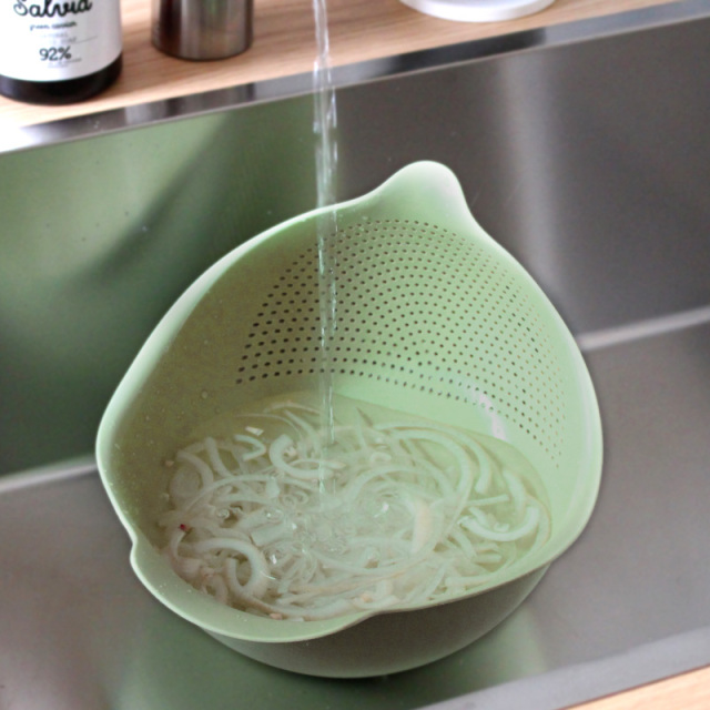 トリの水切りボウル・ざる Mサイズで水切りをしているイメージ