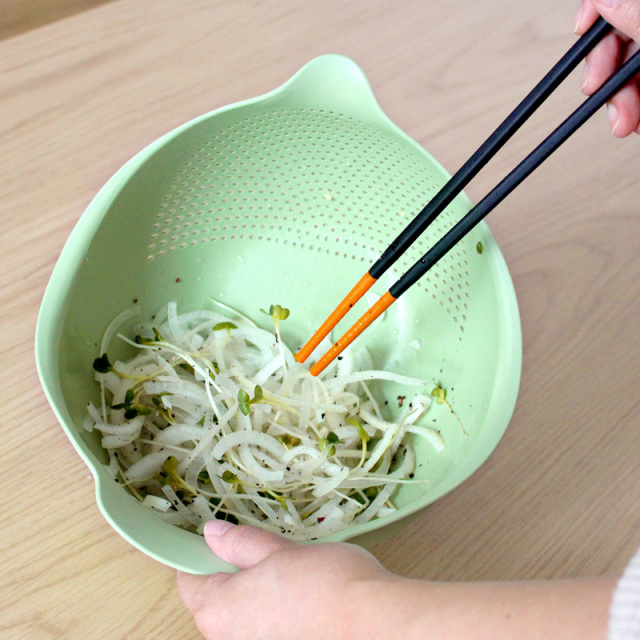 トリの水切りボウル・ざる Mサイズで野菜を和えているイメージ