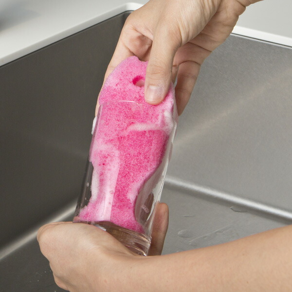 おさかなスポンジでコップを洗うシーン