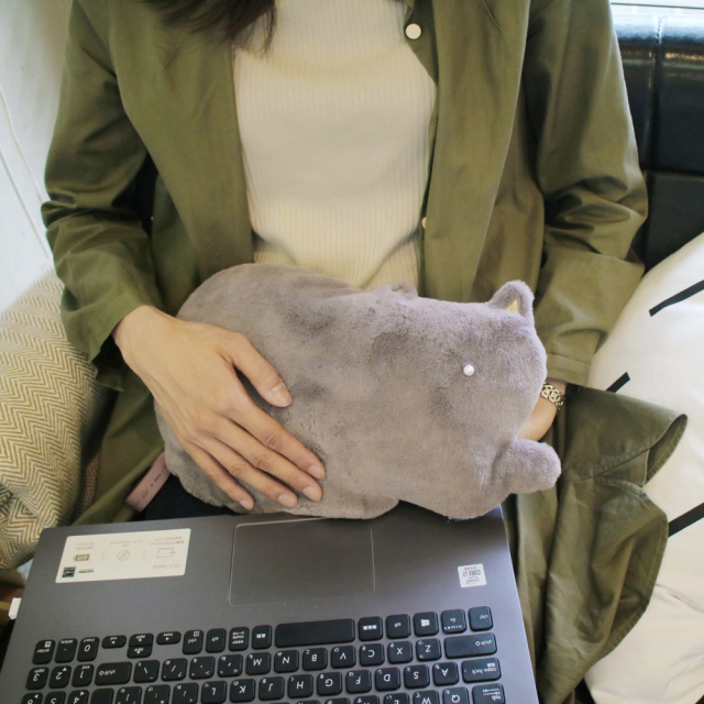 猫型 USBウォームクッション(グレー) MiaCat(ミアキャット) S04-6070GY 使用イメージ オフィスで使用