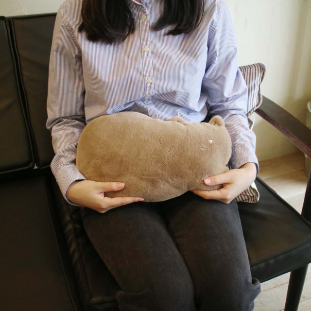 猫型 USBウォームクッション(マロン) MiaCat(ミアキャット) S04-6072MR 使用イメージ お家でリラックス