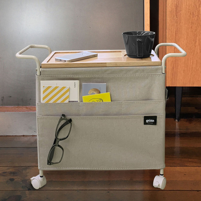 サイドワゴン 収納ワゴン グーテ アイボリー 東洋ケース サイドテーブル マガジンラック キャスター付き 使用風景