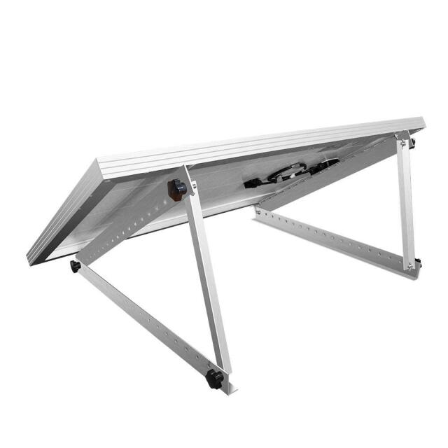 ソーラーパネル架台(アルミ製マウントブラケット)を使いソーラーパネルを設置したイメージ 斜め背面から撮影