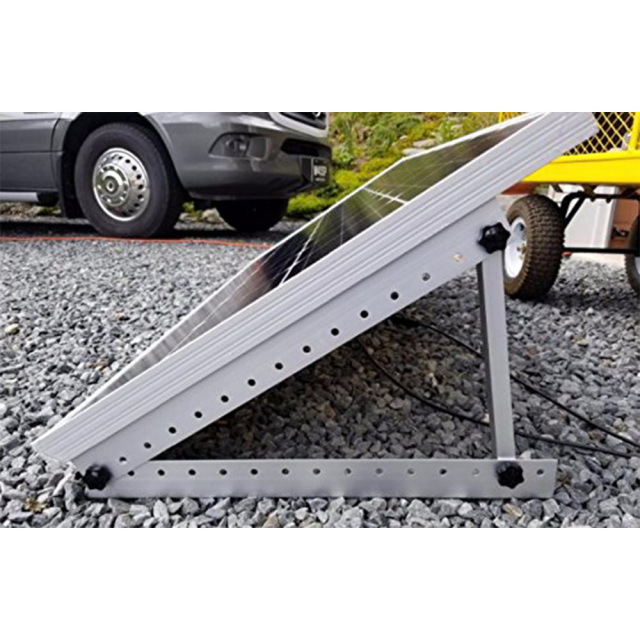 ソーラーパネル架台(アルミ製マウントブラケット)を使いソーラーパネルを地面に設置した状態