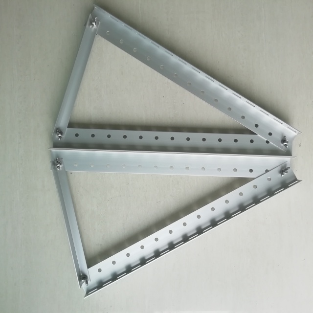 ソーラーパネル架台(アルミ製マウントブラケット) パーツの組み立て作業