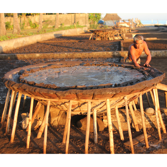 インドネシア産 バリ島の完全天日塩 TEJAKULAテジャクラ 制作風景 職人の手作業