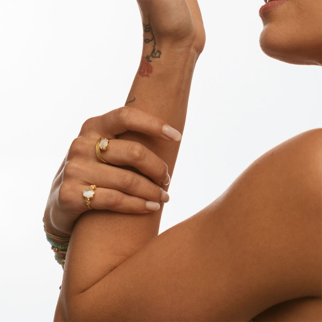 ポルトガルMESH リング フラワーストーン(ホワイト) 18Kゴールドコート 指輪装着イメージ