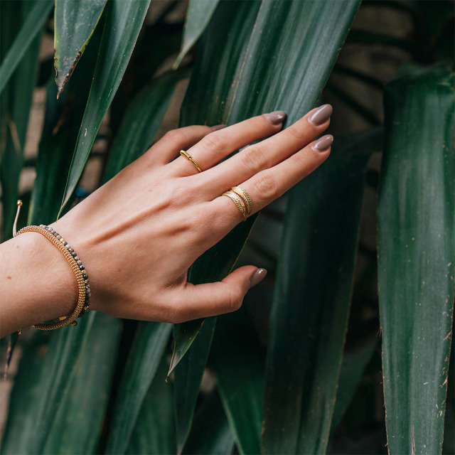 ポルトガルMESH オープンリング ゴールドフェザー 18Kゴールドコート 指輪装着イメージ