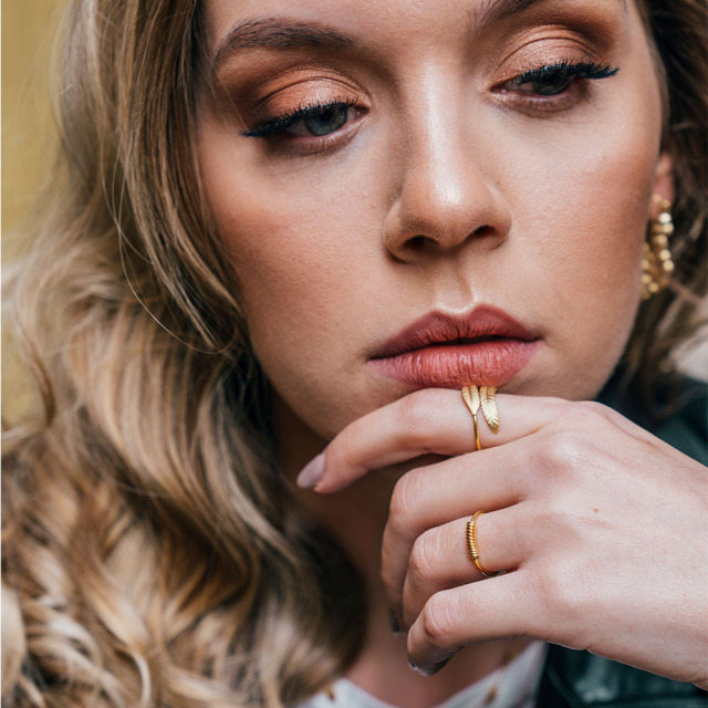 ポルトガルMESH オープンリング ゴールドフェザー 18Kゴールドコート 指輪装着イメージ